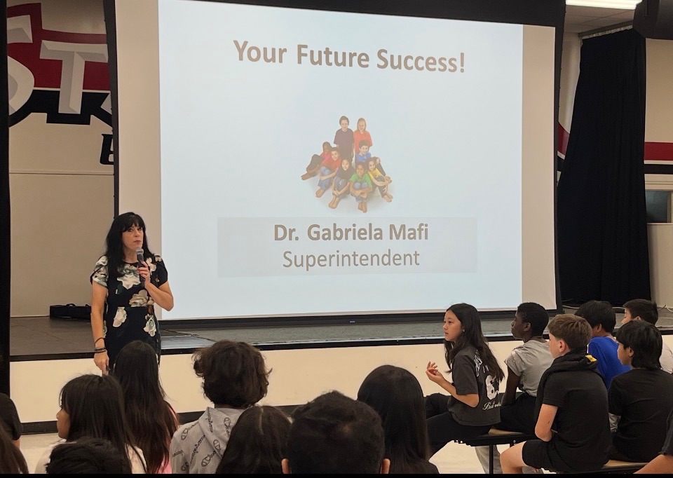 Dr. Mafi presents to Stanford 6th graders.